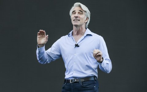 Craig Federighi, vicepresidente senior de Ingeniería de Software de Apple, habla durante la Conferencia Mundial de Desarrolladores de Apple (WWDC) de 2024 en el campus de Apple Park en Cupertino, California, EE.UU.