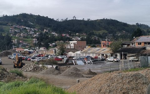 La zona donde se construirá la nueva terminal actualmente es un sitio baldío convertido en estacionamiento de camionetas y maquinaria municipal, y la plataforma itinerante de comercio.