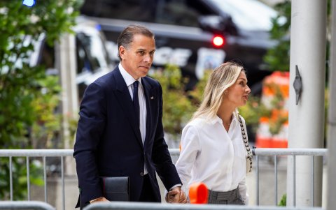 Hunter Biden (i) y su esposa, Melissa Cohen Biden (d), llegan para el segundo día de deliberaciones del jurado en su juicio federal.