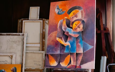 En sus trazos aplica las técnicas que le han permitido ganar reconocimiento de Pintor de Luz.