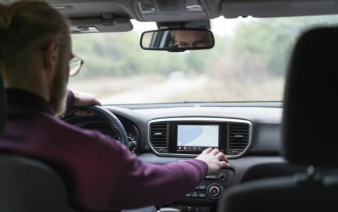 Estar atentos al celular y a pantallas de vídeo, están entre las principales causas de siniestros de tránsito.