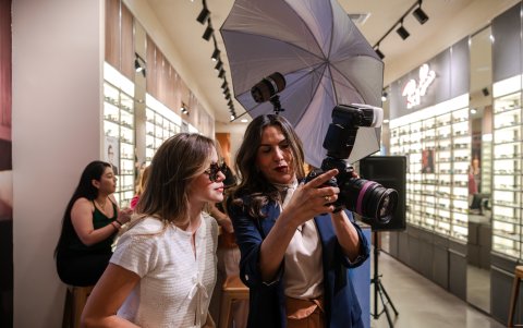 La modelo, productora y fotógrafa Gianna Ode fue la encargada de hacer vivir a los presentes la experiencia de una producción fotográfica. En la gráfica, con María José Morales.