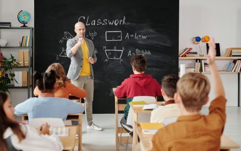 Referencial. Docente en aula de clases.