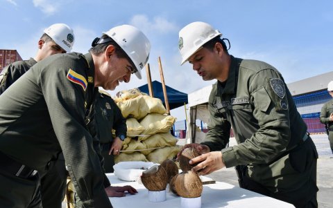 El director de la Policía, general William René Salamanca (i), inspecciona un cargamento de coco en Cartagena (Colombia).