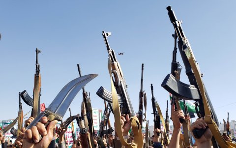 Combatientes hutíes asisten a unas protestas contra Estaos Unidos e Israel y en solidaridad con el pueblo Palestino.