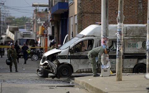 Un civil muerto y al menos dos policías heridos dejaron este miércoles tres ataques en los municipios colombianos, en el convulso departamento del Cauca.