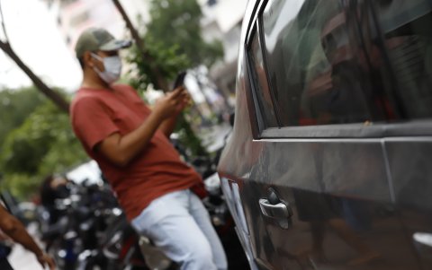 Algunos vehículos ya tienen rastros de ceniza. Vía X, algunos reportan de la situación.