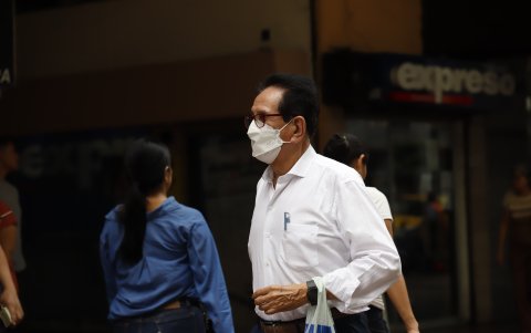Algunos ciudadanos han tomado en cuenta las recomendaciones realizadas. Han salido a las calles con mascarillas y cubriéndose los brazos.
