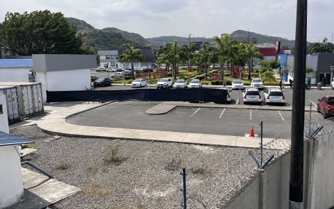 Ayer, personal de Medicina Legal colocaron una lona negra cerca de los contenedores refrigerados.