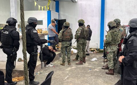 El Bloque de seguridad encontró a dos policías en servicio activo en la narcofiesta.