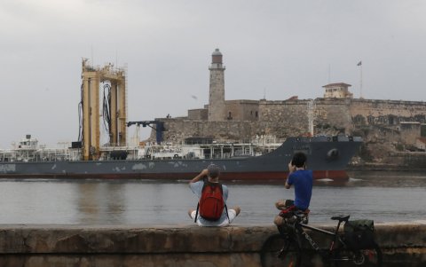 Varias personas toman fotos a la llegada al puerto de La Habana.