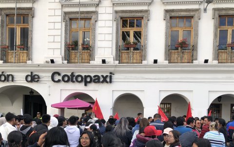 Estudiantes, trabajadores y maestros se apostaron en los bajos de la gobernación.