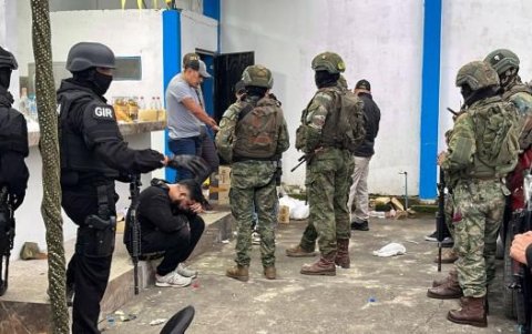 En una narcofiesta en El Empalme fueron detenidos varios sujetos catalogados de alto valor por las autoridades.