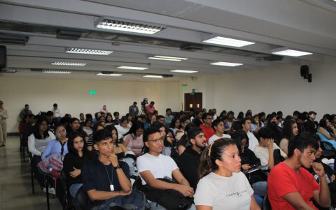 Jóvenes. Los psicólogos organizacionales comprenden el impacto de los diseños de un puesto de trabajo.