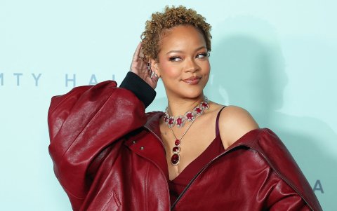 Rihanna lució un nuevo look en la rueda de prensa de Fenty Hair.