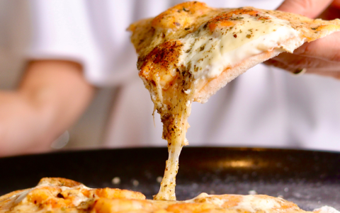 La pizza es un platillo ideal para compartir entre amigos y familia.