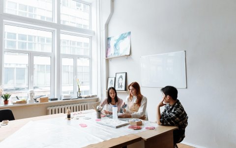 Practicar con compañeros y amigos es una buena forma de mejorar tu nivel de inglés.