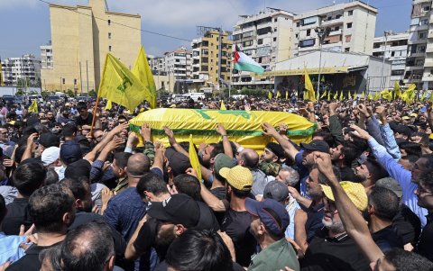 Los dolientes llevan el ataúd del difunto comandante de Hezbollah, Taleb Sami Abdallah, durante una procesión fúnebre en Beirut, Líbano, el 12 de junio de 2024.
