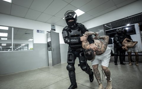 Varios presos son guiados por elementos de seguridad de El Salvador.