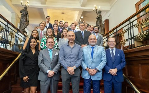 Acompañan al embajador, en la primera fila, Mariana Pastor, José Luis Iturralde, Guido Jalil y Juan Carlos Cassinelli.