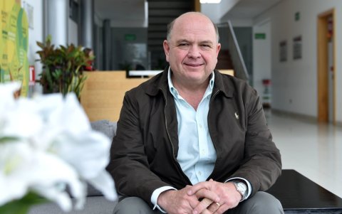 En 1959, su abuelo, Juan Francisco Baca, fundó Casabaca, concesionaria que importaba vehículos de alta gama desde el extranjero al país.