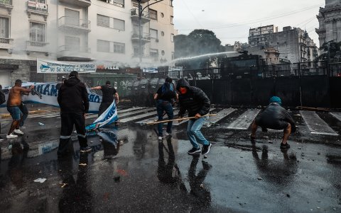 Personas se enfrentan con la Policía durante una protesta a las afueras del Senado argentino.