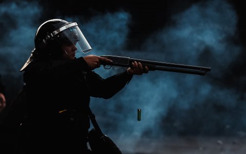 Policías se enfrentan a manifestantes en una protesta a las afueras del senado durante un debate este miércoles, en Buenos Aires (Argentina).