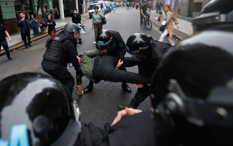 Policías detienen a un manifestante a las afueras del senado durante un debate este miércoles, en Buenos Aires (Argentina).