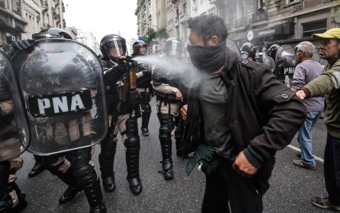 Policías se enfrentan a personas que protestan a las afueras del senado durante un debate este miércoles, en Buenos Aires (Argentina).