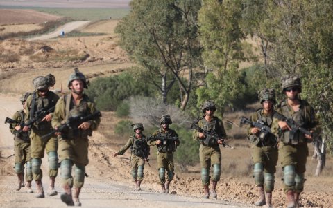 Soldados israelíes patrullan a lo largo de la frontera con la Franja de Gaza, en un lugar no revelado en el sur de Israel, el 13 de junio de 2024.
