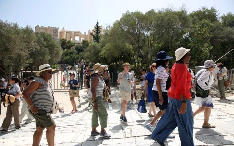 Los turistas abandonan la salida del sitio arqueológico de la Acrópolis, antes de un cierre temporal debido a una ola de calor, Atenas, Grecia, 12 de junio de 2024.