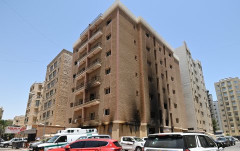 Vista exterior de un edificio residencial después de que se produjera un incendio en la zona de Mangaf, en el sur de la gobernación de Ahmadi, Kuwait, 12 de junio de 2024.