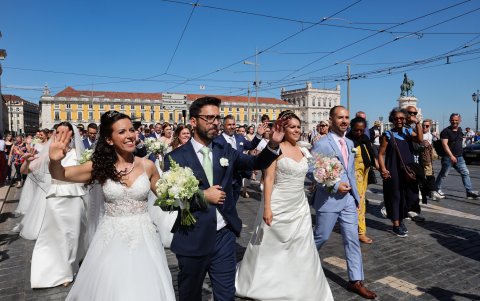 Las parejas de recién casados desfilan por las calles después de casarse durante una ceremonia tradicional.