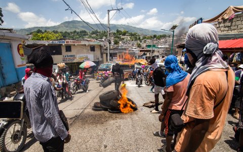 Puerto Príncipe. Ciudadanos y policías que participan de la protesta realizan una quema en una de las calles de la capital exigiendo justicia para los tres policías asesinados.