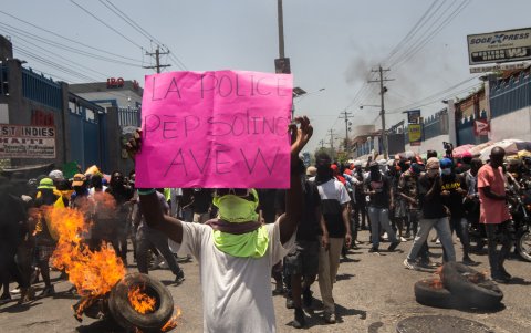Con cartelenes en mano, dientos se manifestaron por las calles de la capital exigiendo justicia para los tres policías asesinados el domingo 9.
