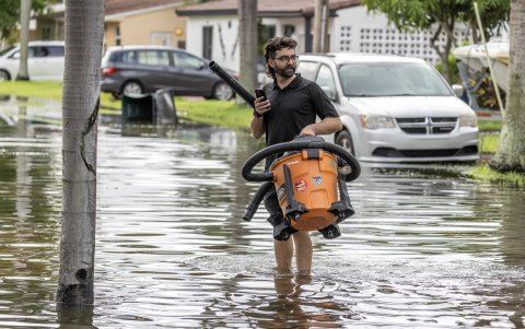 Una persona camina por un barrio inundado en Hallandale Beach, Florida, EE.UU., 13 de junio de 2024.