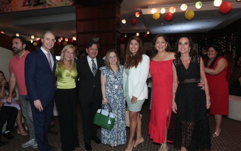 Miguel Eugene, Bessie Arellano, Juan Carlos Robalino, Pura Acosta, Soledad Robalino, Andrea Zambrano y Tutti de Cominges.