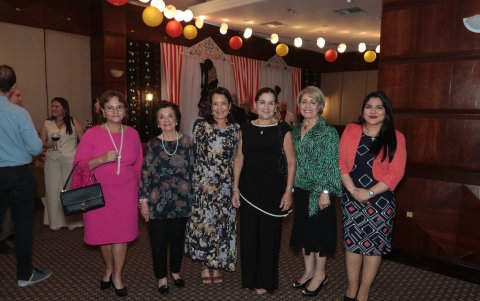 Lorena de Pileggi, Isabel de Bustamante, Mariela Chiriboga, Anita de Dahik, Esmeralda de Parodi y Edith Pino.