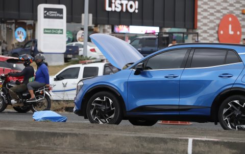 El joven fue baleado mientras revisaba su carro en la vía pública.