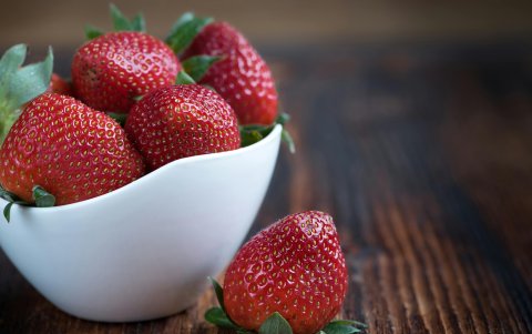 Una taza de fresas proporciona alrededor de 85 mg de vitamina C.