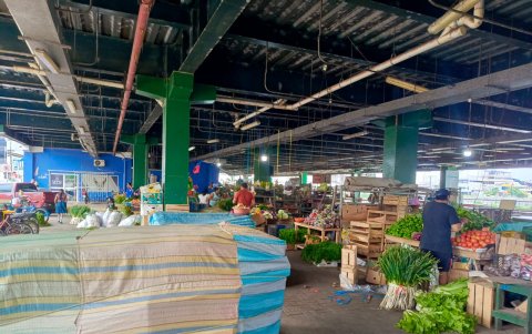 Comerciantes. El difícil acceso, el calor y la falta de clientes los empujó a vender en el parqueadero.