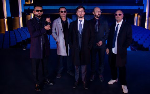Foto promocional del concierto sinfónico que dieron a fines del 2023. Planean lanzar un álbum de esa presentación en vivo.