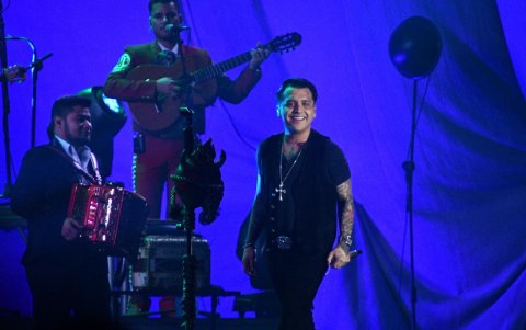 El artista mexicano Christian Nodal durante su concierto en Machala, la noche de este jueves 13 de junio.
