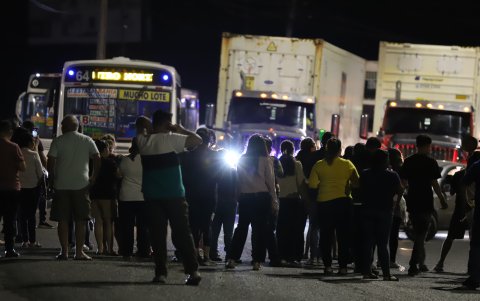 Protesta en el km 1 de la avenida León Febres Cordero, entrada de Villa Italia.