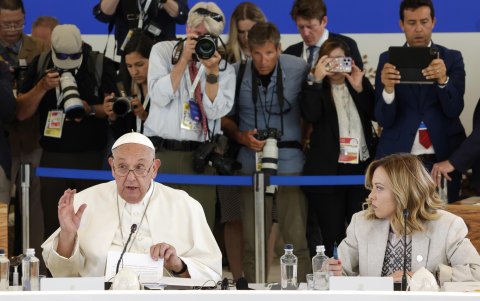 El Papa Francisco (izq.) y la primera ministra italiana, Giorgia Meloni, asisten a la 'Sesión VI: Inteligencia artificial, energía, África-Mediterráneo'.