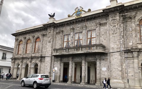 Fachada del Municipio de Latacunga.