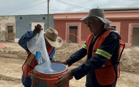Personas llenan un bote con hielo este jueves, debido a las altas temperaturas registradas en la ciudad de Hermosillo, en el estado de Sonora (México).