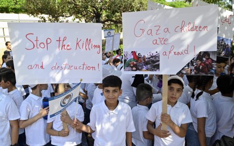 Niños de 'Dar Al Aytam Al Islamiya' (Instituciones de Bienestar Social) portan pancartas durante una protesta en apoyo de los niños de Gaza y para exigir el fin de las operaciones de Israel en Gaza.