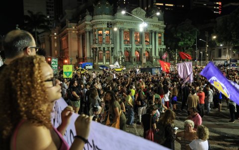 Cientos de mujeres brasileñas salieron este jueves a las calles de São Paulo y Río de Janeiro para protestar contra un polémico proyecto de ley.