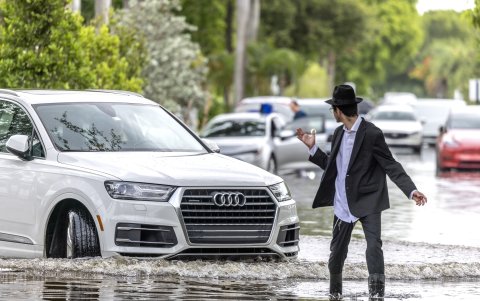 Una persona camina por un vecindario inundado en Hallandale Beach, Florida, EE.UU., 13 de junio de 2024.